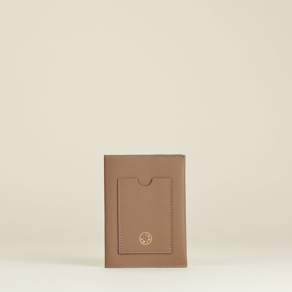 Porte-passeport - Taupe  110 € en réassort
