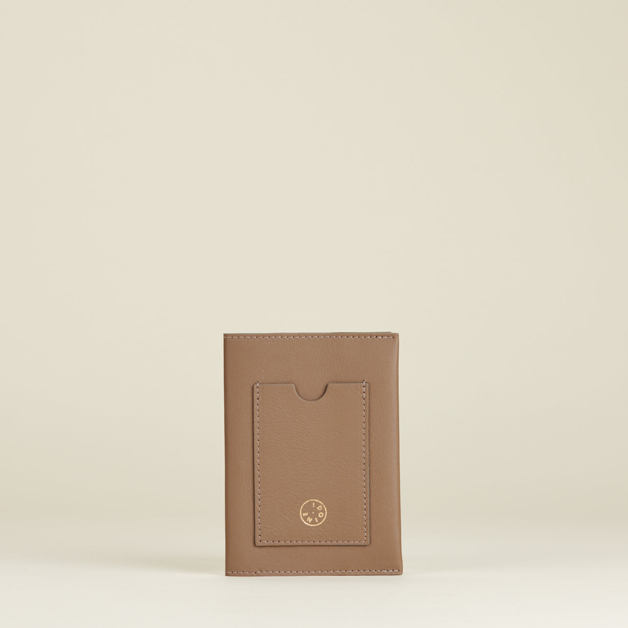 Porte-passeport - Taupe  110 € en réassort