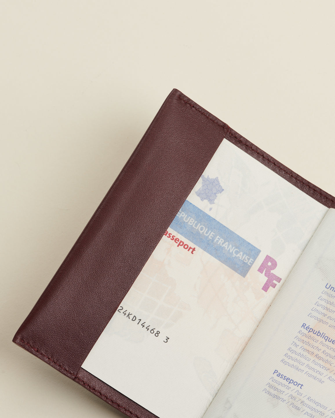 Porte-passeport - Taupe  110 € en réassort